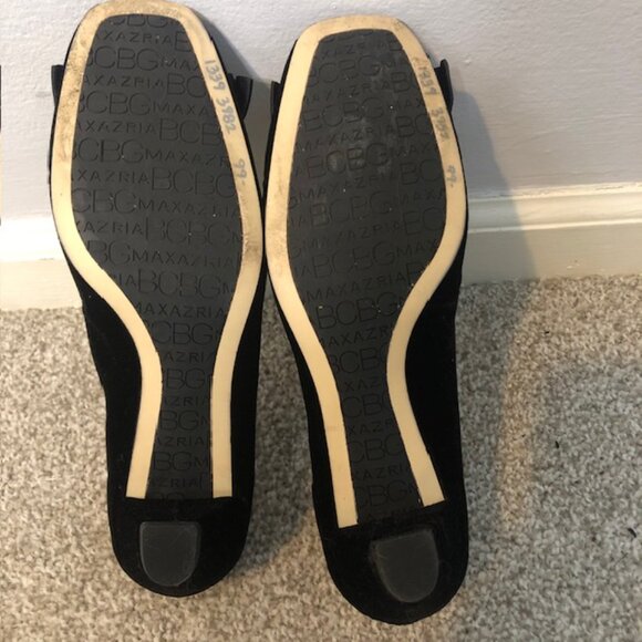 BCBG Max Azria Black Velvet Heels – Size 8 – Made in Brazil - Picture 4 of 6